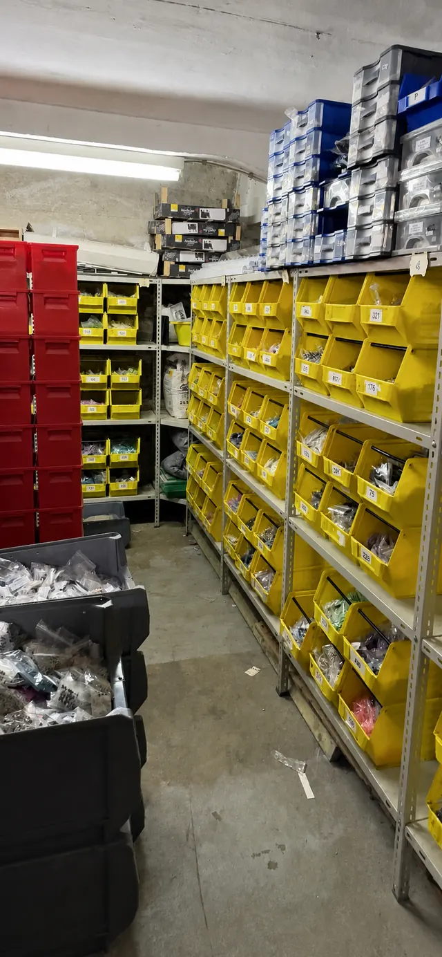 Sortierte Betriebsteile in gekennzeichneten Lagerboxen